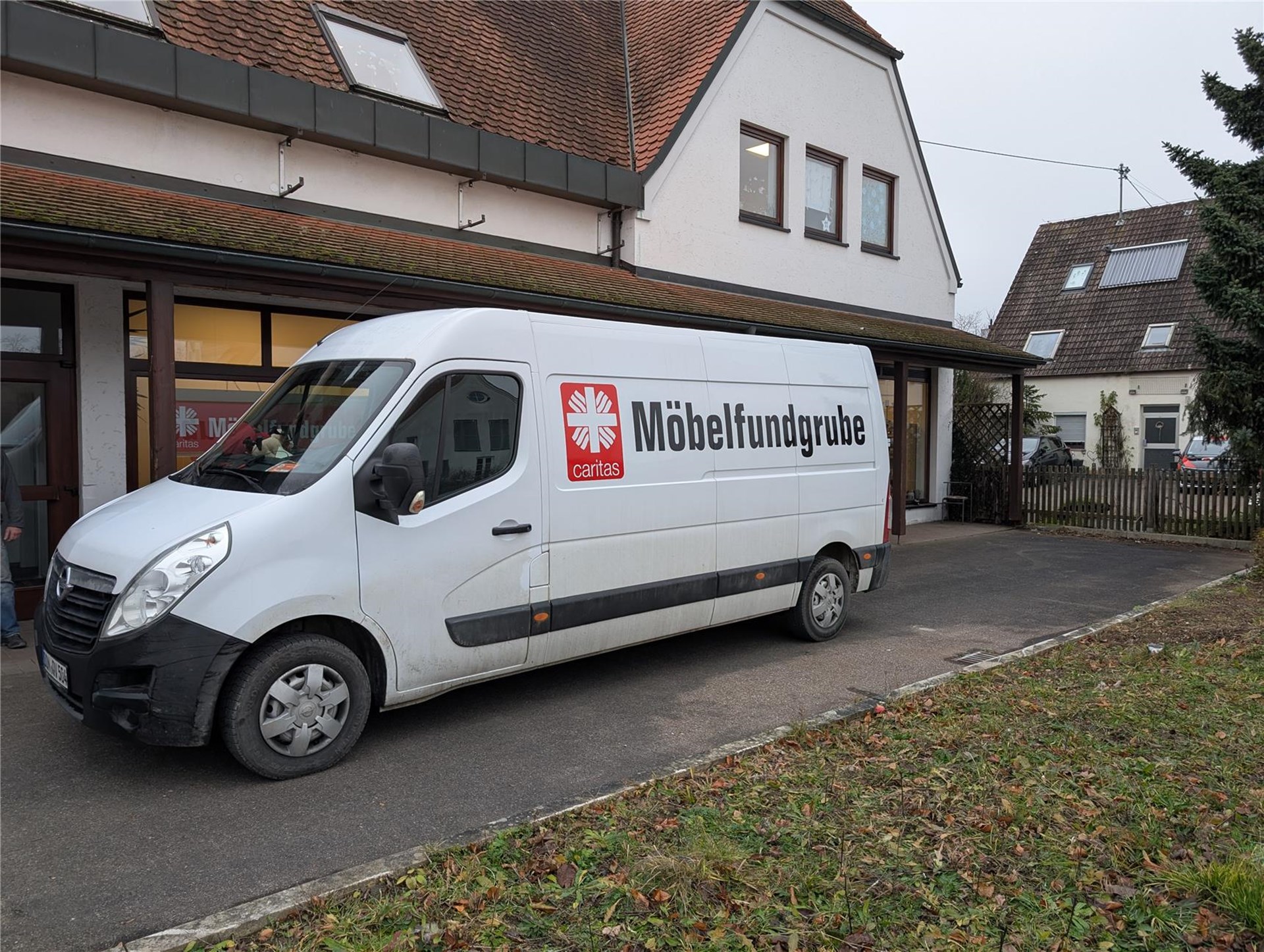 Transporter der Möbelfundgrube vor der Möbelfundgrube in Baldingen